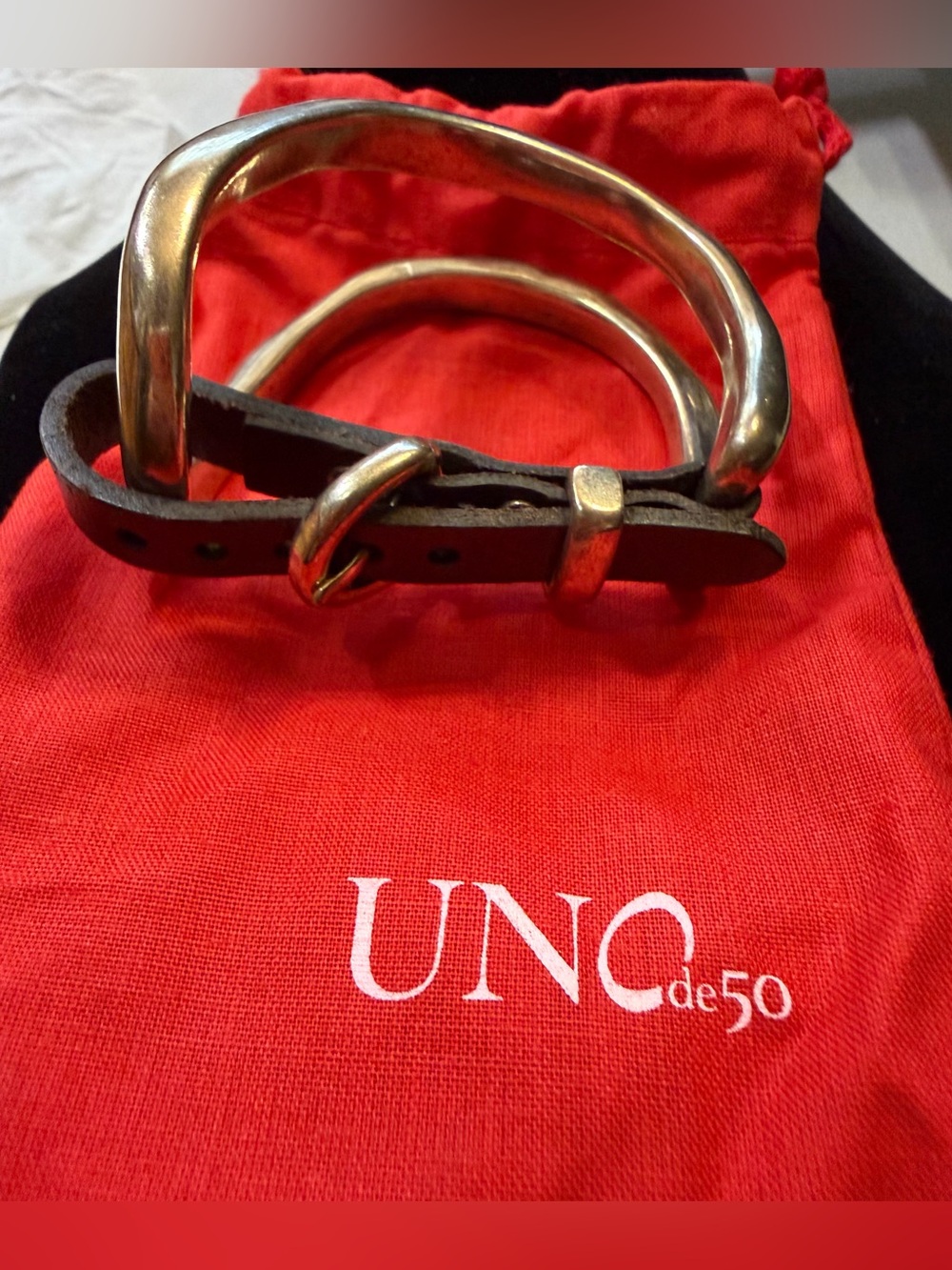 UNO de 50 Women’s Silver Metal Ring Buckle with Beown Leather Loop on Red Pouch